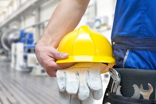 Foto: Gelber Arbeitshelm und Handschuhe