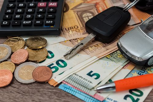 Foto: Autoschlüssel und Geld
